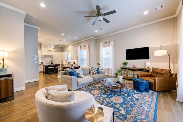 10918 Brookeshire Chase Ln, Houston, TX 77043 - living area featuring recessed lighting, wood finished floors, ceiling fan, ornamental molding, and baseboards