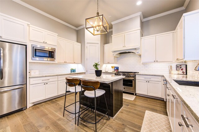 10918 Brookeshire Chase Ln, Houston, TX 77043 - kitchen featuring stainless steel appliances, a sink, a chandelier, crown molding, and white cabinetry