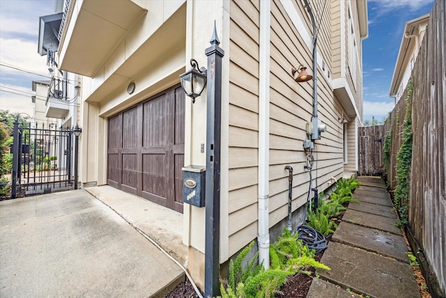 6110 Clyde St, Houston, TX 77007 - view of side of home featuring a garage and concrete driveway