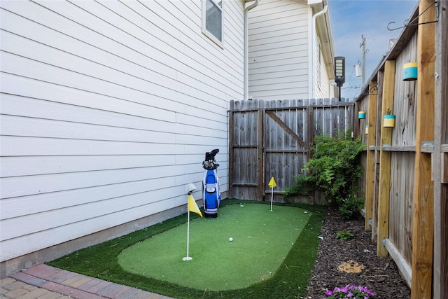 1405 Saulnier St, Houston, TX 77019 - view of yard with a putting green