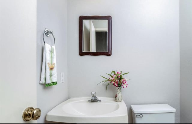 134 Willowwood Cir, The Woodlands, TX 77381 - half bathroom featuring toilet and a sink