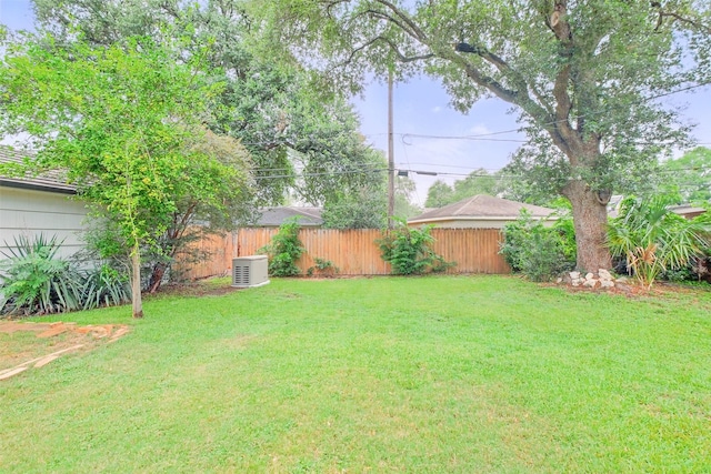 7826 Braesview Ln, Houston, TX 77071 - view of yard featuring central air condition unit