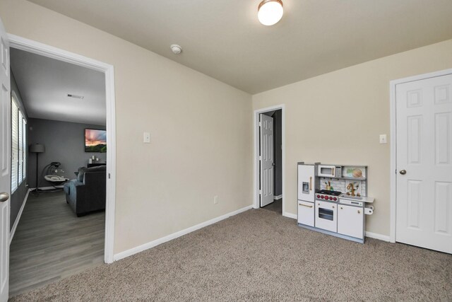 15543 Sheldon Ridge Way, Houston, TX 77044 - carpeted empty room featuring baseboards and a smoke detector
