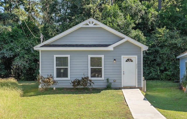 237 Ridgeside Ct, Montgomery, TX 77316 - bungalow-style house featuring a front lawn