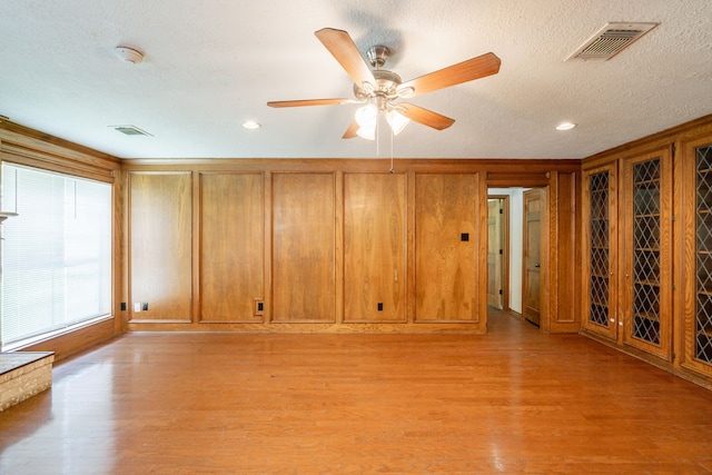 6914 Coral Ridge Rd, Houston, TX 77069 - unfurnished room featuring light wood-style floors, a ceiling fan, a textured ceiling, a smoke detector, and recessed lighting