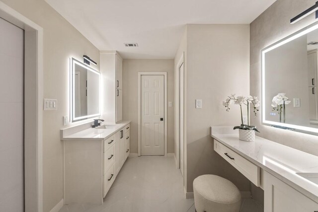 2906 Riata Ln, Houston, TX 77043 - full bath featuring two vanities and baseboards