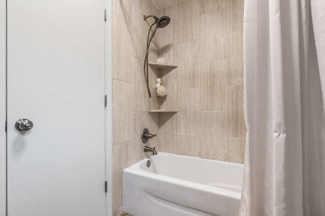 7 E Torch Pine Cir, The Woodlands, TX 77381 - full bathroom with shower / tub combo with curtain
