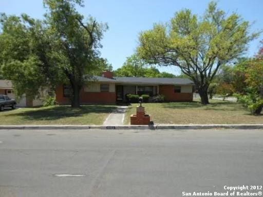 4403 Trailwood Dr, San Antonio, TX 78228 - ranch-style home with a front yard