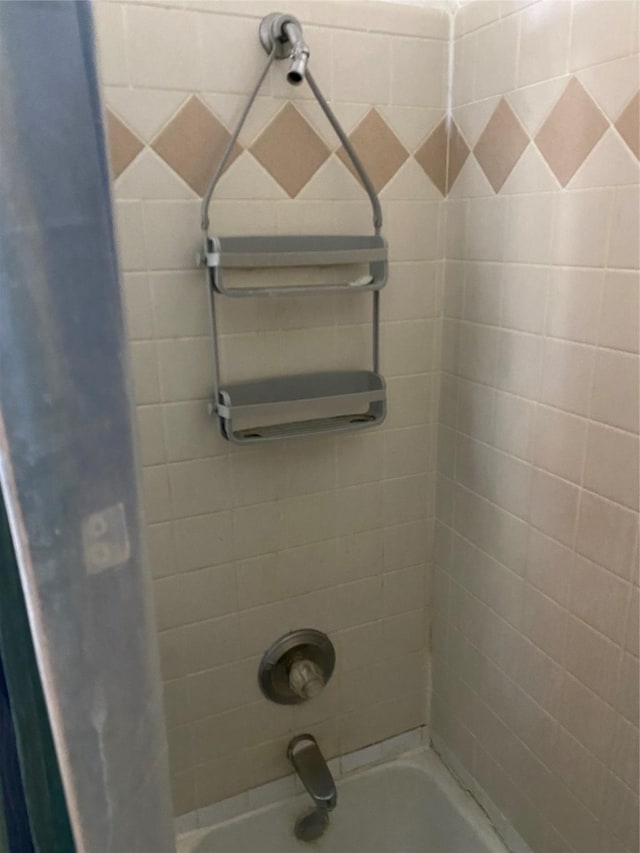 4403 Trailwood Dr, San Antonio, TX 78228 - bathroom with shower / bath combination with curtain