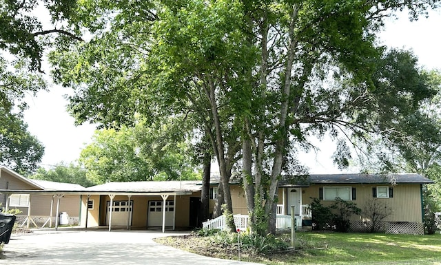 320 Deer Run Rd, Trinity, TX 75862 - ranch-style house with a garage, driveway, and a front lawn