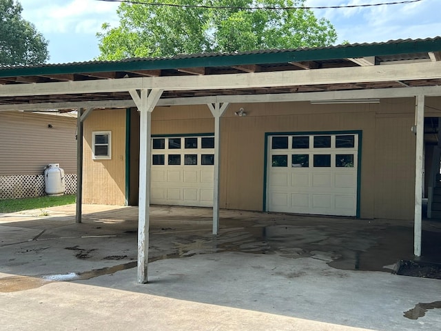 320 Deer Run Rd, Trinity, TX 75862 - view of garage