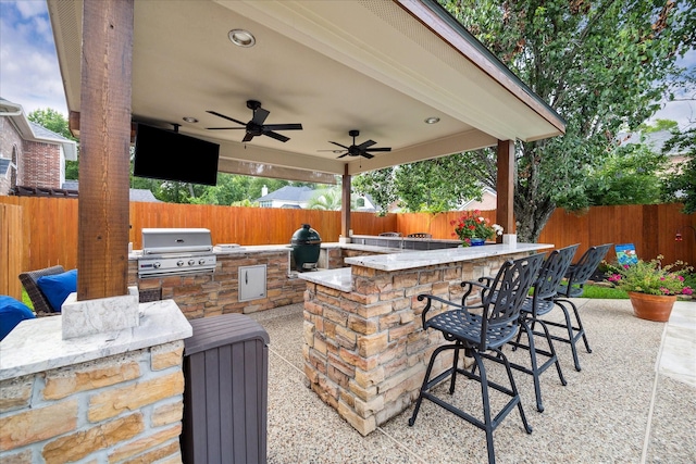 2122 Misty River Trl, Kingwood, TX 77345 - fenced backyard featuring a ceiling fan