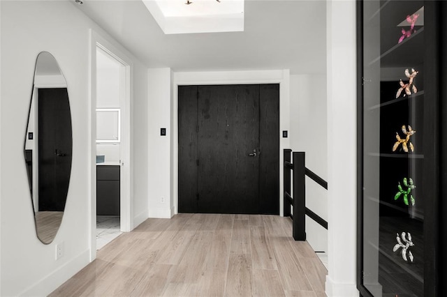 5555 Del Monte Dr Unit 103, Houston, TX 77056 - entrance foyer featuring wood finished floors, a skylight, and baseboards