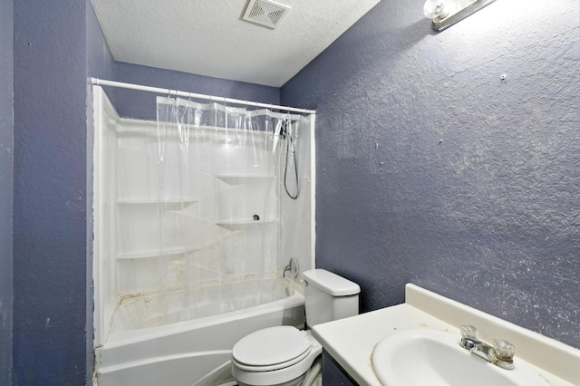2005 Worms St, Houston, TX 77020 - full bathroom with a textured wall, shower / bathtub combination with curtain, vanity, toilet, and a textured ceiling
