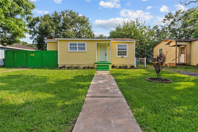 605 Pearl St, Baytown, TX 77520 - photo 2