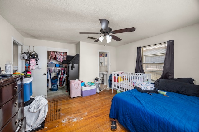 917 Alvin St, Pasadena, TX 77506 - bedroom featuring wood finished floors, a closet, a textured ceiling, and ceiling fan