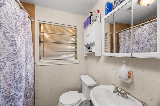 917 Alvin St, Pasadena, TX 77506 - full bathroom featuring toilet, a sink, and a shower with curtain