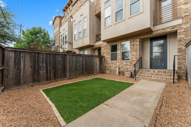 111 E 2nd St, Houston, TX 77007 - view of yard featuring entry steps