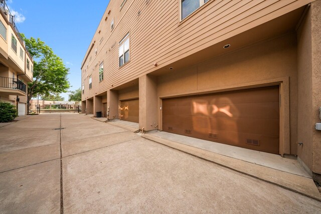 111 E 2nd St, Houston, TX 77007 - view of concrete road