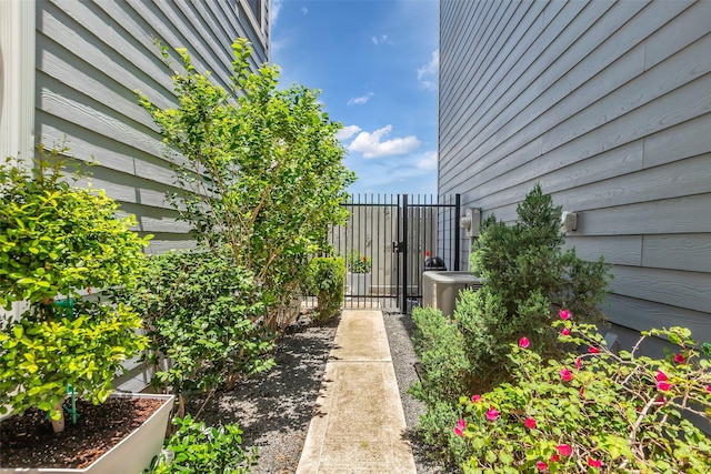 3009A Bell St, Houston, TX 77003 - view of yard with a gate