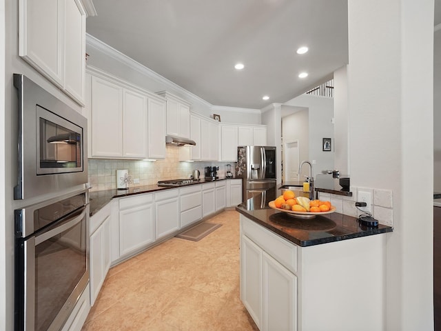 4202 Lodge Ranch Ct, Fulshear, TX 77441 - kitchen with stainless steel appliances, a sink, decorative backsplash, white cabinetry, and crown molding