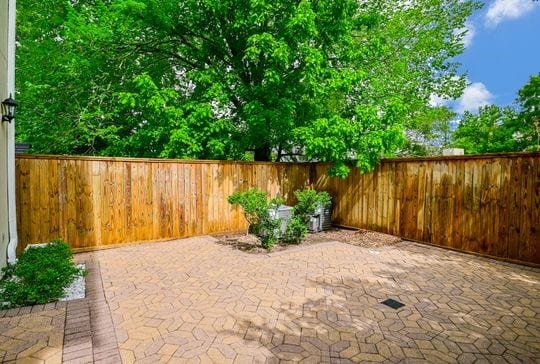 5422 Gibson St Unit A, Houston, TX 77007 - fenced backyard featuring a patio area
