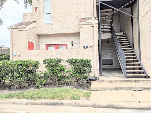 10855 Meadowglen Ln Unit 702, Houston, TX 77042 - doorway to property with stucco siding