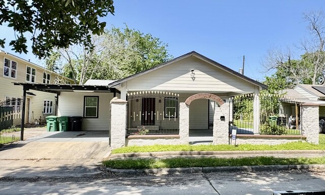 4613 Dewberry St, Houston, TX 77021 - view of front of home featuring a porch