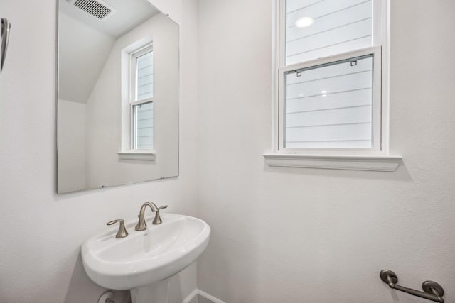 1108 Dart St, Houston, TX 77007 - bathroom with a sink