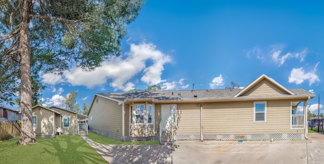 7112 Ave L, Houston, TX 77011 - rear view of house with a lawn