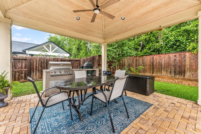 212 Salmon Creek Ln, Friendswood, TX 77546 - fenced backyard featuring outdoor dining area, ceiling fan, and a patio