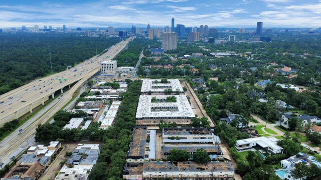 405 N Post Oak Ln Unit 405, Houston, TX 77024 - view of property location with city skyline and a major roadway