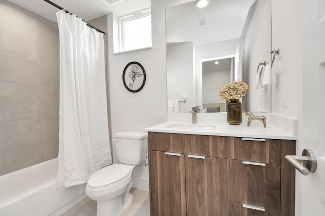 4020 Boho Ln, Houston, TX 77045 - full bathroom with toilet, vanity, and shower / tub combo with curtain