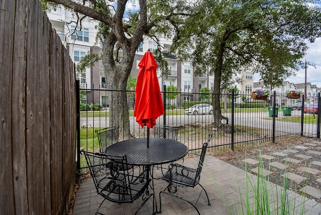 321 W 26th St Unit A, Houston, TX 77008 - view of patio with outdoor dining area and a residential view