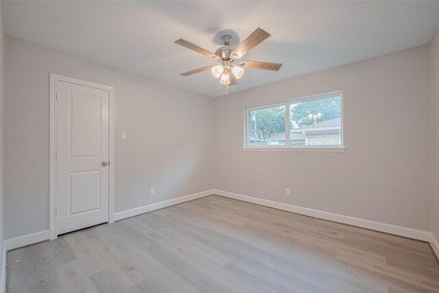 8314 Burning Hills Dr, Houston, TX 77071 - unfurnished room with light wood-type flooring, a ceiling fan, and baseboards