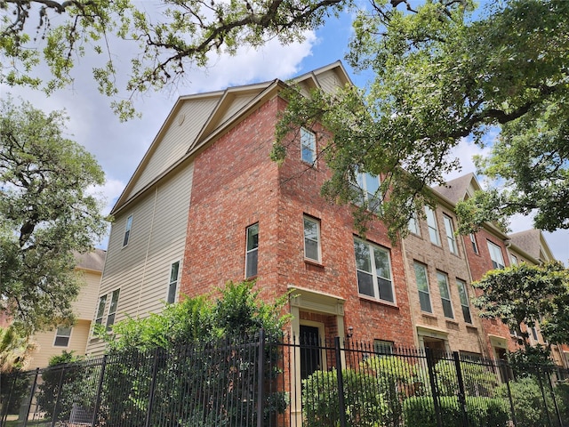 2722 Crawford St, Houston, TX 77004 - view of property exterior with brick siding and a fenced front yard