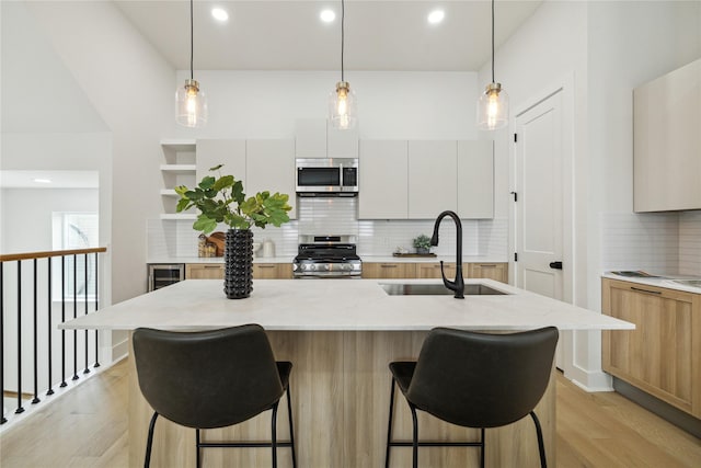3907D Tulane St, Houston, TX 77018 - kitchen with stainless steel appliances, a sink, light wood-style flooring, modern cabinets, and decorative backsplash