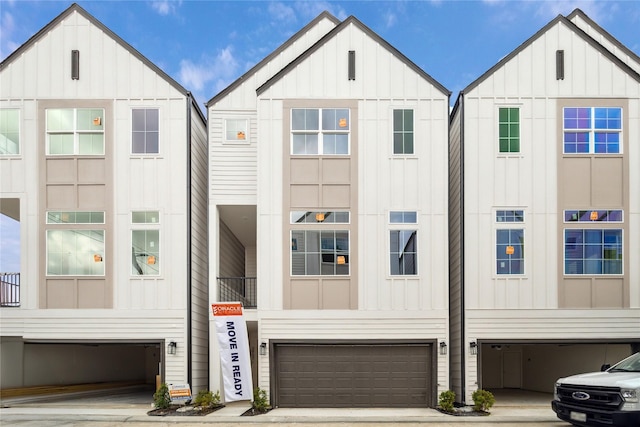 3907D Tulane St, Houston, TX 77018 - townhome / multi-family property featuring board and batten siding, a garage, and driveway