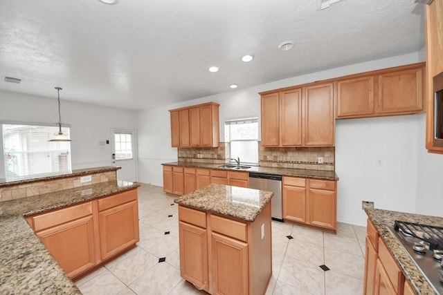 1605 Spring Glen Ln, Pearland, TX 77581 - kitchen featuring appliances with stainless steel finishes, backsplash, healthy amount of natural light, and recessed lighting