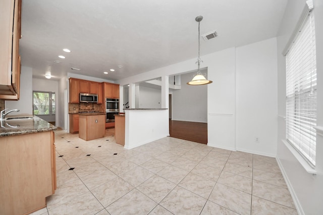 1605 Spring Glen Ln, Pearland, TX 77581 - kitchen featuring appliances with stainless steel finishes, decorative backsplash, a sink, pendant lighting, and recessed lighting