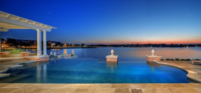 31 Southern Crescent Ct, The Woodlands, TX 77380 - pool at dusk with an infinity pool, a patio area, and a water view