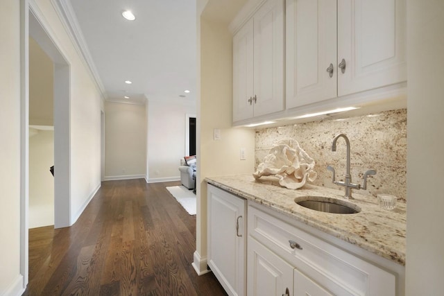 31 Southern Crescent Ct, The Woodlands, TX 77380 - indoor wet bar featuring decorative backsplash, crown molding, dark wood-style floors, recessed lighting, and baseboards
