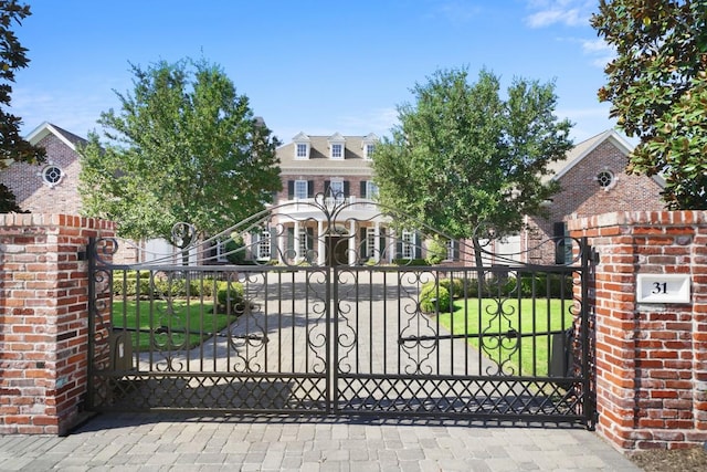 31 Southern Crescent Ct, The Woodlands, TX 77380 - gate featuring a yard