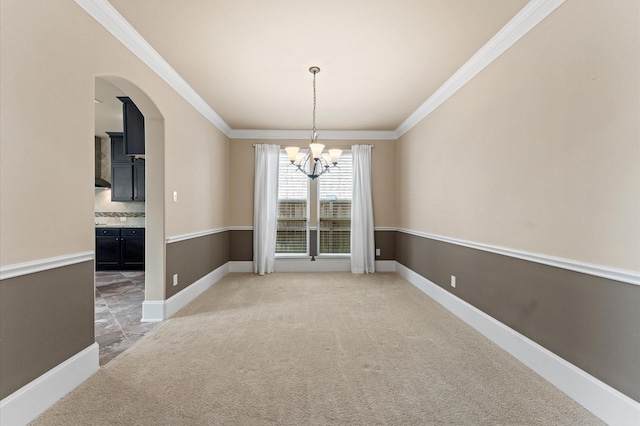 10115 Cypress Path, Missouri City, TX 77459 - unfurnished room featuring a chandelier, ornamental molding, light colored carpet, arched walkways, and baseboards