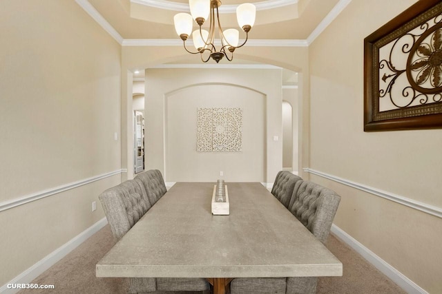 1522 Richland Hollow Ln, Friendswood, TX 77546 - dining space featuring arched walkways, carpet, a chandelier, ornamental molding, and a tray ceiling