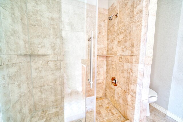 11415 Pepperdine Ln, Houston, TX 77071 - bathroom with tiled shower and toilet