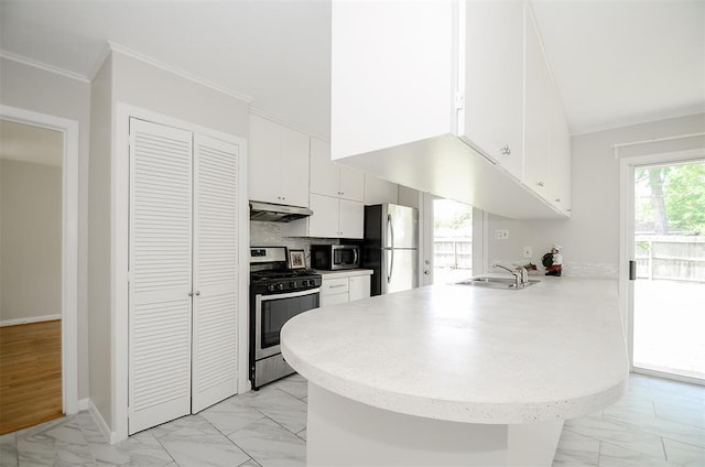 4410 Spellman Rd, Houston, TX 77035 - kitchen featuring stainless steel appliances, light marble finish flooring, under cabinet range hood, a sink, and a peninsula