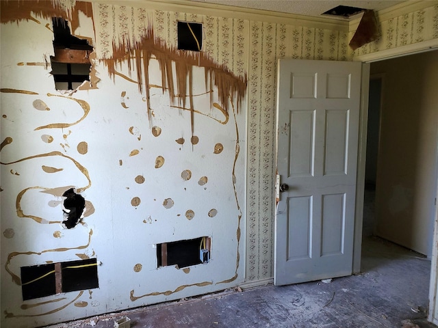 1101 4th Ave N, Texas City, TX 77590 - unfurnished living room with wallpapered walls