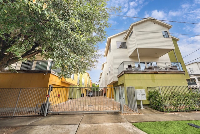 4502 Maxie St Unit A, Houston, TX 77007 - view of front of home featuring a gate, a balcony, and a fenced front yard