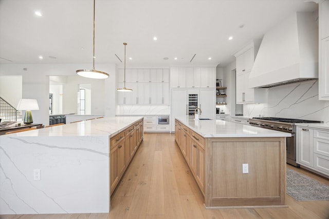 510 Wilmington Dr, Bellaire, TX 77401 - kitchen with premium range hood, high end range, a large island with sink, decorative backsplash, and a sink